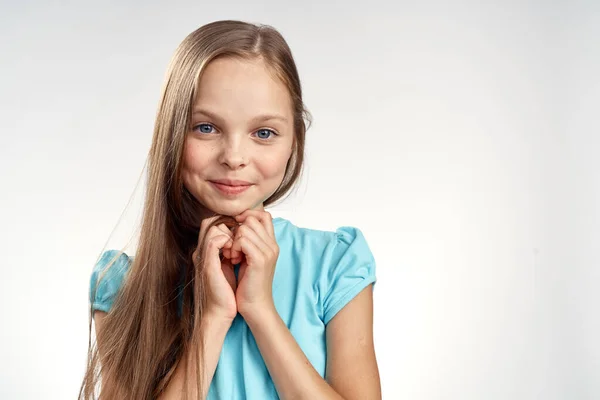 Söt flicka blå klänningar beskärda visa ljus bakgrund känslor barndom kul — Stockfoto
