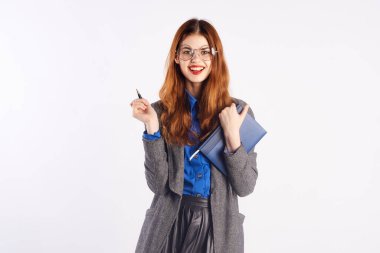 Bayan öğretmenlik eğitimi fen notları klasik takım elbise mavi gömlek gözlüklü kadın 