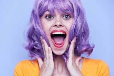 Güzel ve duygusal bayan akşam makyajı partisi 