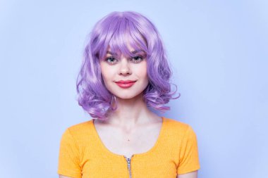 Çekici ve gülümseyen bir kadın. Kırmızı dudaklar.