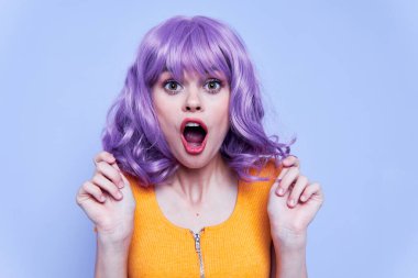 Güzel ve duygusal bayan makyajı mavi arka plan