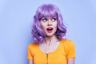 Şık bir kadın. Kısa saçlı, boş bir yer.