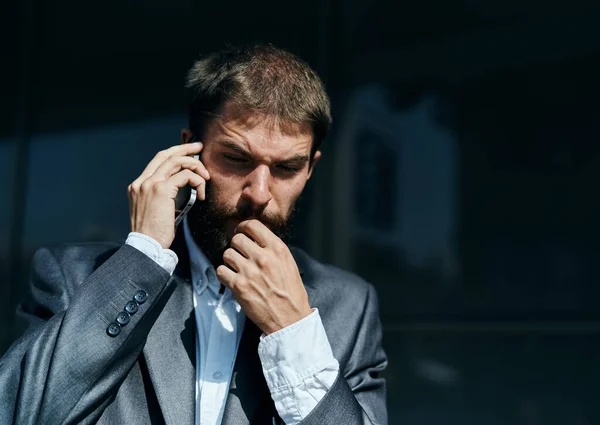 Geschäftsmann im Anzug telefoniert im Freien — Stockfoto