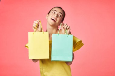  Stüdyoda alışveriş çantalı genç bir kadın.