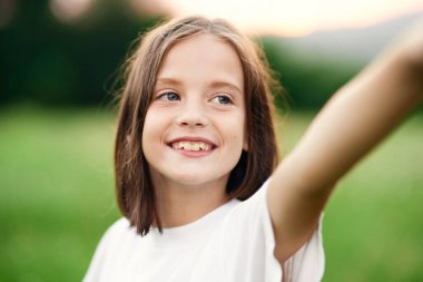 Güzel tatlı kız sahada eğleniyor.