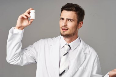 Stüdyo çekimi. Tecrit edilmiş geçmişinde hapları olan genç bir doktor. 