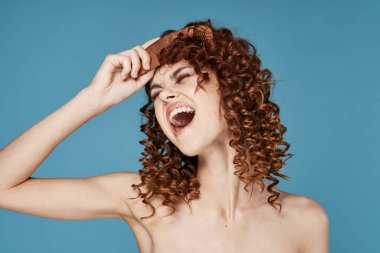 Taraklı, izole edilmiş güzel bir kadının portresi. 