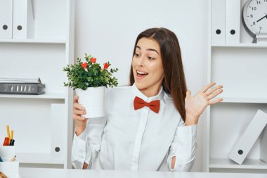 Fabrikalı genç iş kadını ofisinde şaşırdı.                    