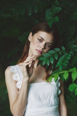 Bahçede poz veren güzel bir kadın. 
