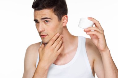 Kremalı genç ve yakışıklı bir adam beyaz tenli. 