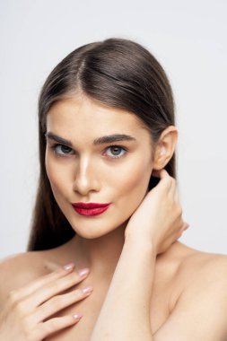 İzole edilmiş arka planda poz veren güzel bir kadının portresi. 