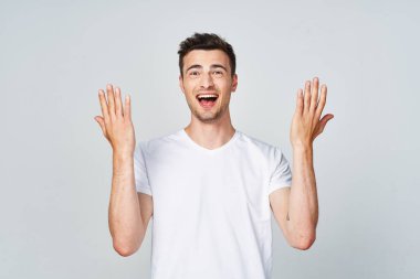 Stüdyoda elleri havada, izole edilmiş genç bir adam.