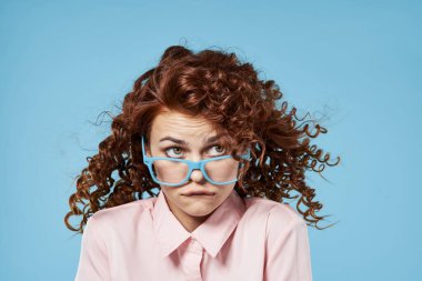 Stüdyoda poz veren gözlüklü güzel bir kadın.