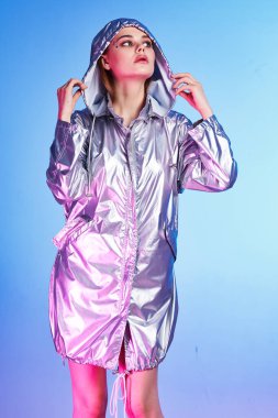 Stüdyoda poz veren güzel bir moda kadını.