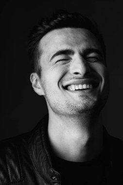 Genç yakışıklı adamın siyah beyaz portresi 