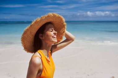 Genç ve güzel bir kadın, kumsalda dinleniyor.