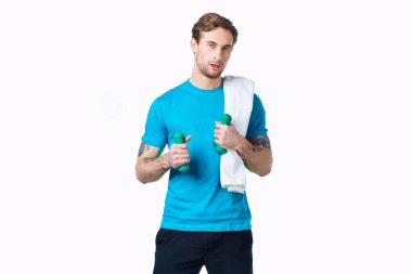 Stüdyoda dambılı genç bir adam.