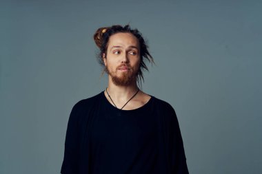 Genç anne stüdyoda poz veriyor.