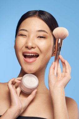 Stüdyoda kızarık ve fırçalı güzel Asyalı kadın izole edilmiş arka planda.