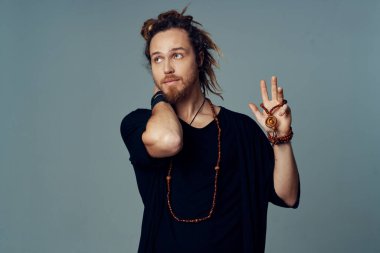 Genç anne stüdyoda el kol hareketi yapıyor. 