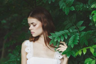 Bahçede poz veren güzel bir kadın. 