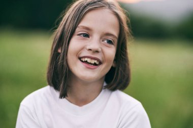 Güzel tatlı kız sahada eğleniyor.