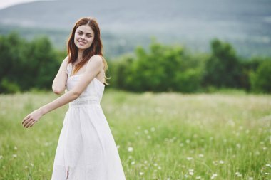 Kırsalda poz veren güzel bir kadın. 