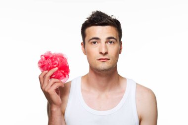 Stüdyoda kirli çamaşırları olan genç bir adam izole edilmiş arka planda. 