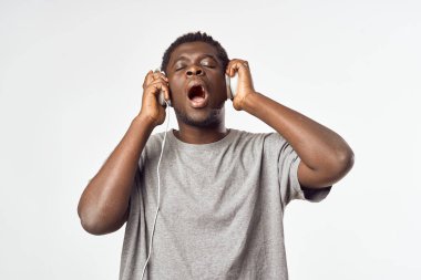 Stüdyoda kulaklıklı genç bir Afrikalı.