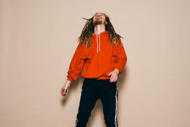 Genç anne stüdyoda poz veriyor.