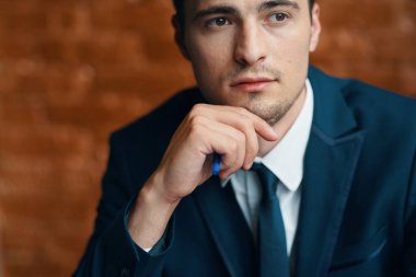 Genç işadamı içeride poz veriyor
