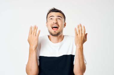 Genç yakışıklı adam beyaz arka planda soyutlanmış görünüyor. 