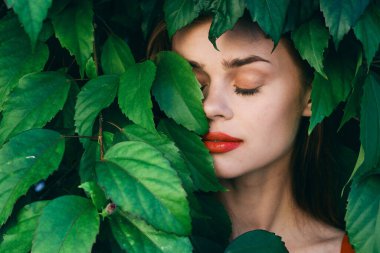 Bahçede poz veren güzel bir kadın.                          