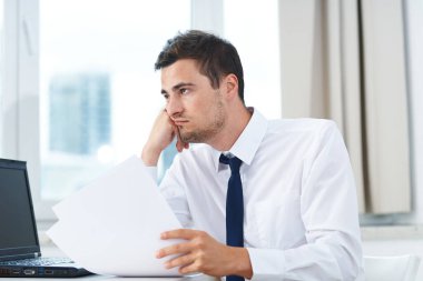 Belgeleri olan genç ve yakışıklı bir işadamı 