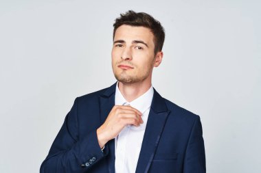 Stüdyoda poz veren genç yakışıklı iş adamı