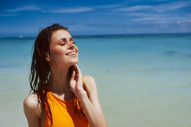          Genç ve güzel bir kadın tropik sahilde dinleniyor.                       