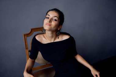 Stüdyoda poz veren güzel, üzgün bir kadın.