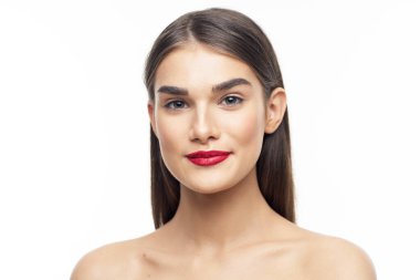 Stüdyo çekimi. Beyaz arka planda gülümseyen güzel bir kadın. 