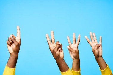 Genç Afrikalı çift stüdyoda parmaklarını gösteriyor.  