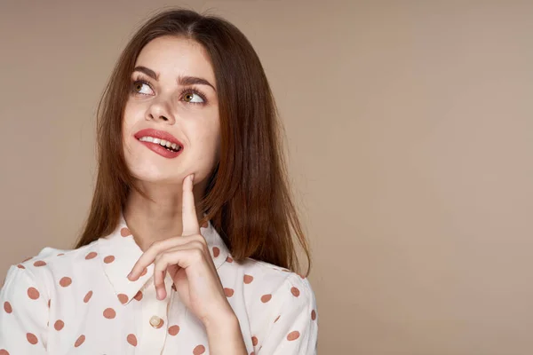 Jong Mooi Vrouw Poseren Geïsoleerd Beige Achtergrond — Stockfoto