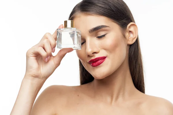 Portret Młodej Pięknej Kobiety Odizolowaną Butelką Perfum — Zdjęcie stockowe