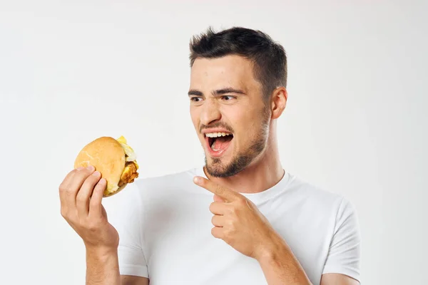 Jovem Homem Bonito Com Hambúrguer Estúdio — Fotografia de Stock