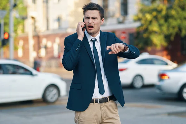 Junger Gutaussehender Geschäftsmann Mit Smartphone Ist Wütend — Stockfoto