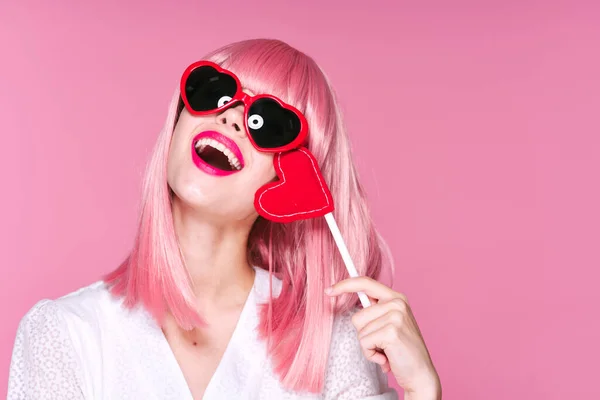 Mujer Peluca Rosa Gafas Sol Con Corazón Sobre Fondo Rosa —  Fotos de Stock