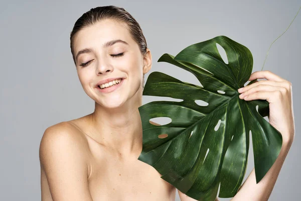 Jovem Bela Mulher Posando Com Folha Estúdio — Fotografia de Stock