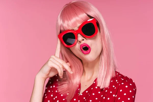 Hermosa Mujer Peluca Rosa Gafas Sol Estudio —  Fotos de Stock