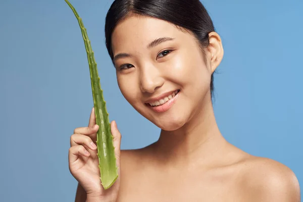 Joven Hermosa Mujer Asiática Posando Con Aloe Vera Hoja —  Fotos de Stock