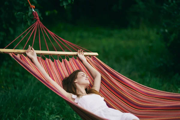 Mladá Krásná Žena Relaxující Houpací Síti — Stock fotografie