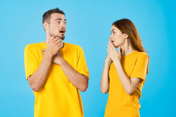 Junge Frau Und Mann Auf Blauem Hintergrund — Stockfoto