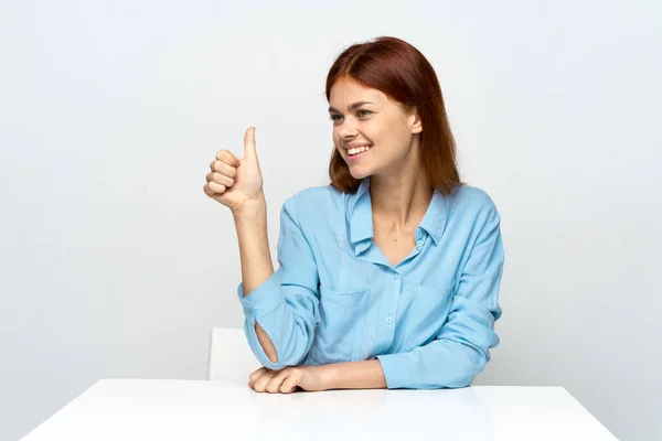 Giovane Bella Donna Affari Gesticolando Pollice — Foto Stock